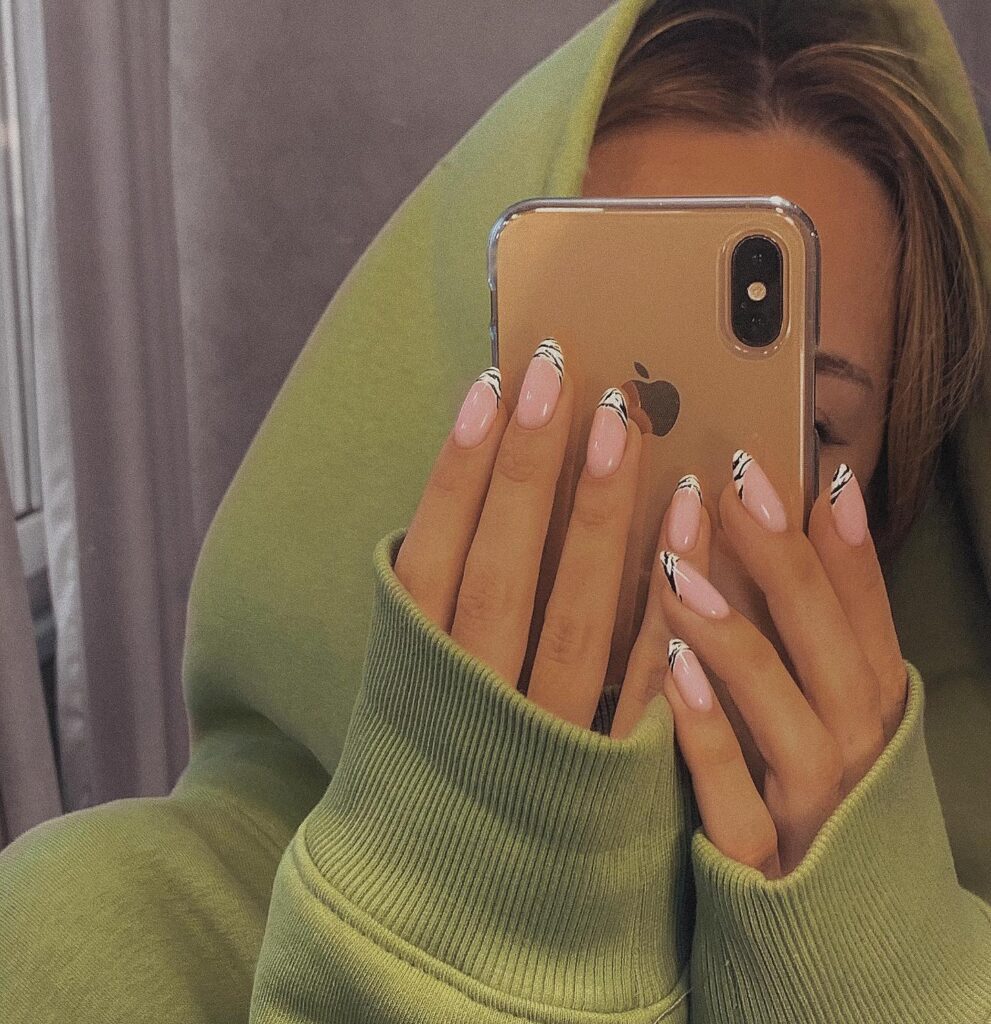 Tendenze beauty per la primavera 2026 - French colorate e punte a contrasto - @sansilt | Treatwell