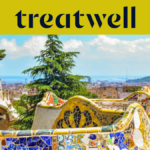 Una vista panoramica di Barcellona dal Park Güell, con le iconiche panchine in mosaico colorato di Gaudí e le guglie fiabesche in primo piano, la città e il mare sullo sfondo. Un banner giallo in alto mostra il logo "treatwell".