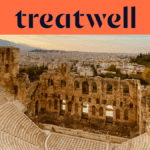 L'Odeo di Erode Attico, un antico anfiteatro in pietra ai piedi dell'Acropoli di Atene, con lo skyline della città moderna che si estende all'orizzonte sotto un cielo dorato al tramonto. Un banner arancione corallo con il logo Treatwell è posizionato sopra l'immagine.