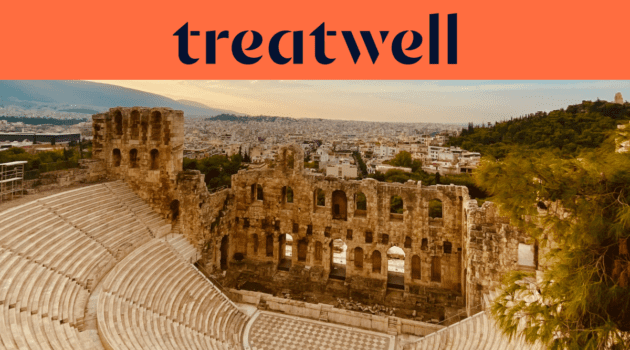 L'Odeo di Erode Attico, un antico anfiteatro in pietra ai piedi dell'Acropoli di Atene, con lo skyline della città moderna che si estende all'orizzonte sotto un cielo dorato al tramonto. Un banner arancione corallo con il logo Treatwell è posizionato sopra l'immagine.