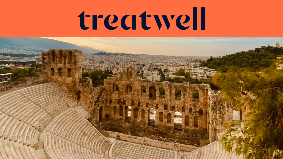 L'Odeo di Erode Attico, un antico anfiteatro in pietra ai piedi dell'Acropoli di Atene, con lo skyline della città moderna che si estende all'orizzonte sotto un cielo dorato al tramonto. Un banner arancione corallo con il logo Treatwell è posizionato sopra l'immagine.