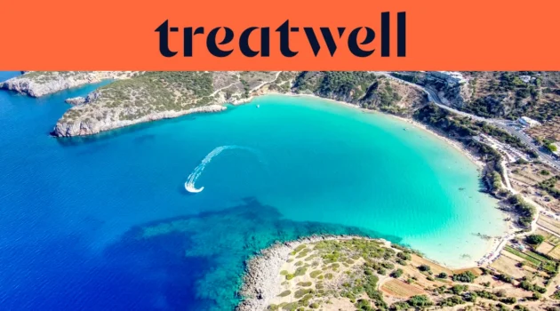 Vista aerea di una baia cretese turchese, con una moto d'acqua che traccia una curva bianca nell'acqua limpida, una mezzaluna di spiaggia sabbiosa e colline aride intorno alla riva, sotto un banner arancione corallo con la scritta treatwell.